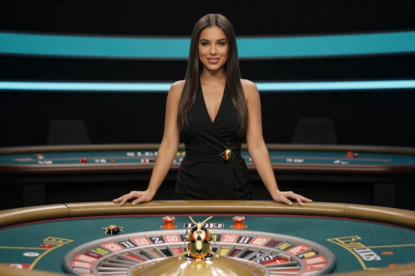 Live-Dealerin am goldenen Roulettetisch in dunklem Studio mit t&uuml;rkis-blauer Beleuchtung - Live Casino bei Cleobetra Casino
